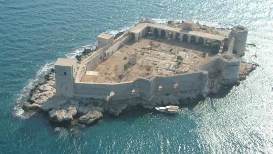 Olba kültür yolu kıyı rotaları, Kız Kalesi. Mavi deniz ortasında ada üzerind einşaa edilmiş antik kale.